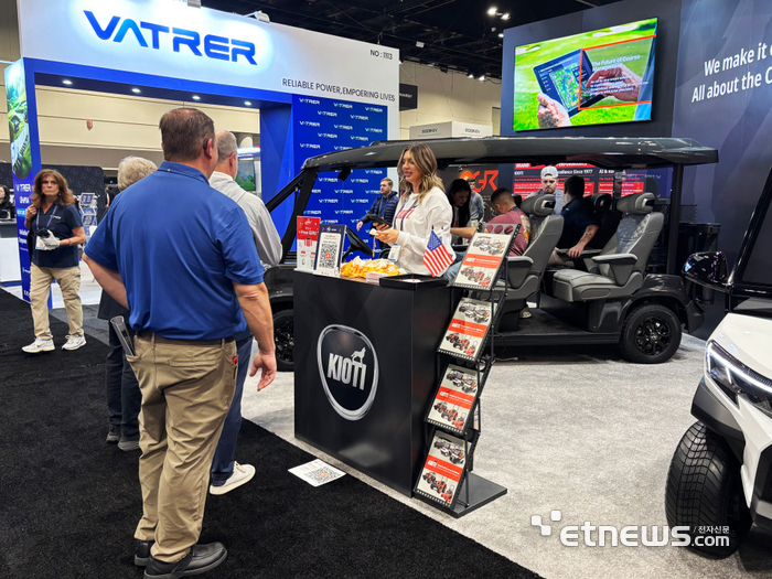 '2026 PGA 쇼'에서 관람객들이 대동모빌리티의 프리미엄 리무진 골프카트에 직접 탑승해 다양한 편의 기능을 체험하고 있다.