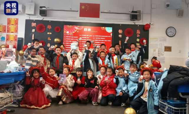 교통사고 이후 혼수상태에 빠졌던 8살 소년이 가족과 친구들의 간절한 응원 영상과 어머니의 희지 덕분에 55일 만에 기적적으로 깨어난 감동적인 사연이 전해졌다. 사진=CCTV