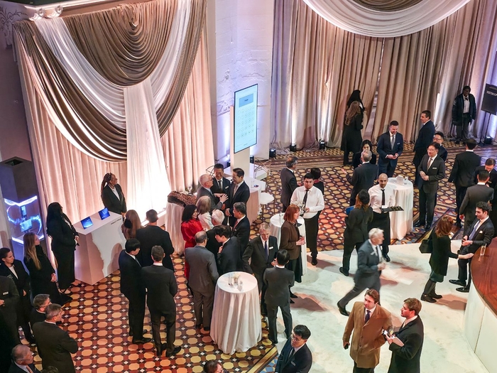 28일(현지시간) 미국 워싱턴 D.C. 스미스소니언 예술산업관에서 열린 갈라 디너에서 참석자들이 담소를 나누고 있다.