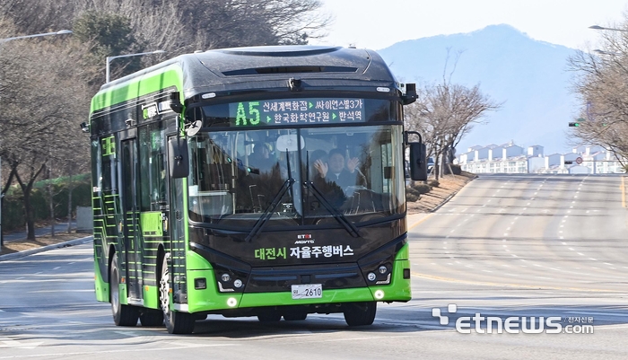 [포토] 두 손 놓고 안전하게 달리는 자율주행버스