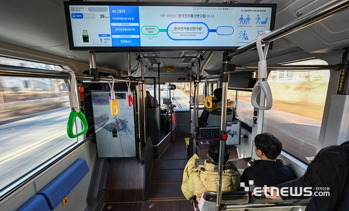 한국전자통신연구원(ETRI)가 개발한 자율주행 인공지능(AI) 기술과 도로 인프라 기술을 실제 도심과 고속화 도로를 달리는 대중교통에 적용, 30일부터 대전 카이스트에서 세종터미널까지 운행하는 대전 자율주행 시범운행지구 여객운송 서비스가 시작된다. 최적의 주행행동을 강화학습한 AI SW기술 등이 적용된 자율주행 버스는 대전 도심 구간에서는 시속 50km, 세종으로 향하는 간선급행버스체계(BRT) 구간에서는 최대 시속 80km로 주행한다. 29일 대전 유성구 대덕연구단지 인근에서 자율주행버스가 시범운행을 하고 있다.  대전=이동근기자 foto@etnews.com