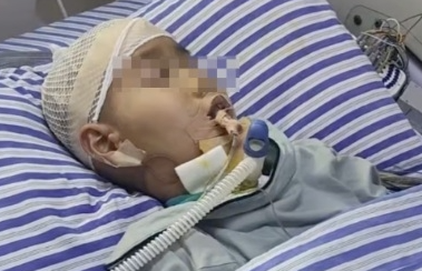 교통사고 이후 혼수상태에 빠졌던 8살 소년이 가족과 친구들의 간절한 응원 영상과 어머니의 희지 덕분에 55일 만에 기적적으로 깨어난 감동적인 사연이 전해졌다. 사진=CCTV