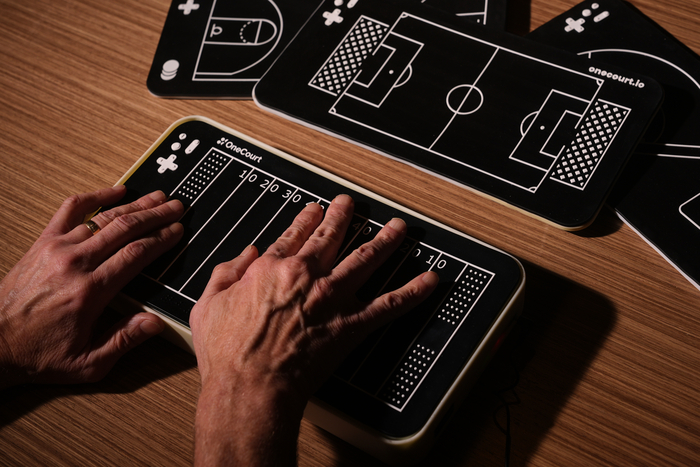 스포츠 경기에서 햅틱 방식으로 공의 움직임을 원코트 태블릿. 사진=AP 연합뉴스