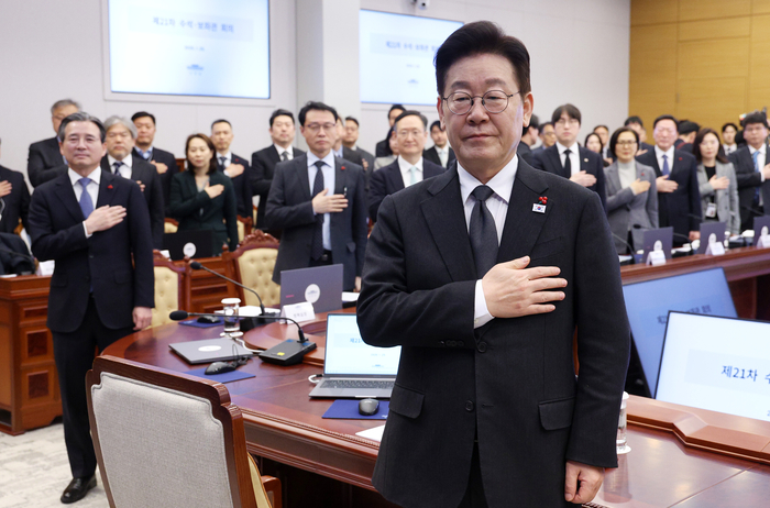 이재명 대통령이 29일 청와대에서 열린 수석보좌관회의에서 국기에 경례하고 있다. 연합뉴스