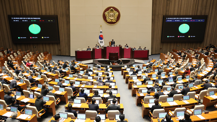 29일 국회에서 열린 제431회 국회(임시회) 제2차 본회의에서 반도체산업 경쟁력 강화 및 지원에 관한 특별법안이 가결되고 있다. 연합뉴스.