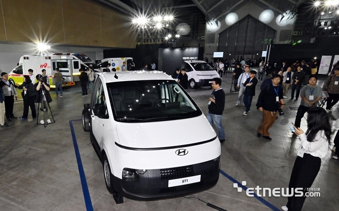 인천 송도컨벤시아에서 열린 신차발표회에서 취재진이 샤시캡, 구급차 등 다양한 형태의 ST1을 살펴보고 있다. 이동근기자 foto@etnews.com