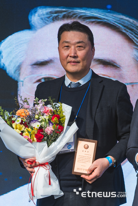 윤성환 이춘택병원 병원장이 최근 '연세대학교 의과대학 총동문회'로부터 공로상을 수상했다.