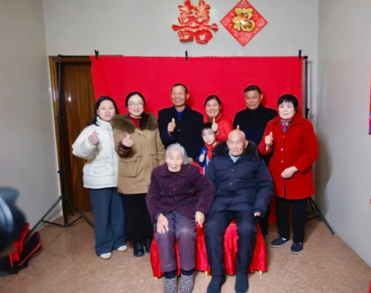 정확히 같은 날짜에 태어난 중국의 102세 부부가 오랜 세월 건강을 유지해온 삶의 방식을 공개해 화제를 모으고 있다. 사진=SCMP