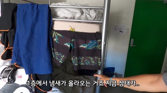 한 외국인 룸메이트의 체취 때문에 숙소를 떠나기로 했다는 한국인 여행 유튜버의 영상이온라인 커뮤니티에서 뒤늦게 화제로 논쟁이 되고 있다. 사진= 유튜브 채널 '배낭여행자 민' 캡처