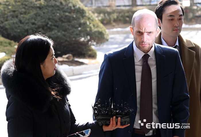 [포토] 쿠팡 로저스 대표, 첫 경찰 소환