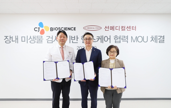 (왼쪽부터)김의순 유성선병원장, 오귀흥 CJ바이오사이언스 경영리더, 남선우 대전선병원장이 29일 서울 중구 CJ바이오사이언스 사옥에서 열린 양해각서 체결식에서 기념촬영했다.(사진=CJ바이오사이언스)