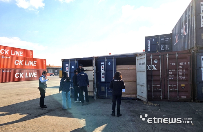 산림청과 관세청이 협업해 수입 불법·불량 목재제품 유통 차단을 위해 연중 검사를 강화한다.