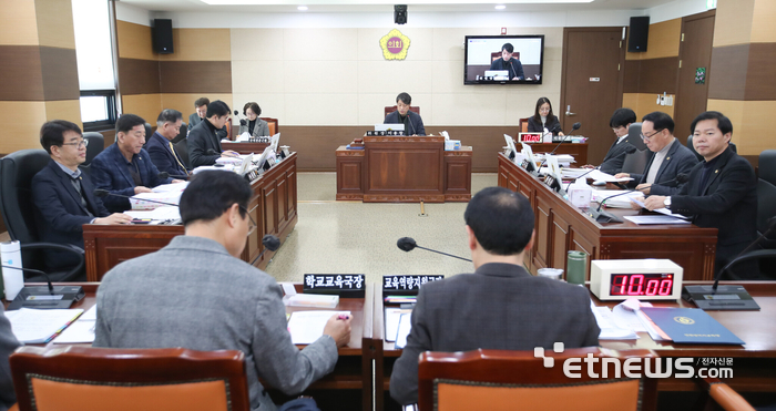인천시의회 교육위원회가 최근 제306회 임시회 상임위원회 활동을 통해 조례안과 고시안, 민간위탁 동의안 등을 심의·의결하고 민간위탁 보고를 청취했다