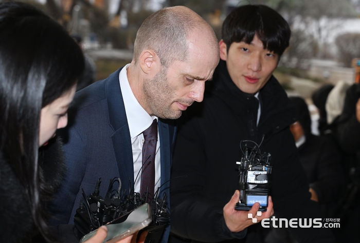 쿠팡의 대규모 개인정보 유출 사태에 대해 '셀프 조사'로 증거를 인멸한 혐의를 받는 해롤드 로저스 쿠팡 한국 임시 대표가 피의자 신분으로 조사를 받기 위해 30일 서울 종로구 서울경찰청으로 출석하고 있다.  이동근기자 foto@etnews.com