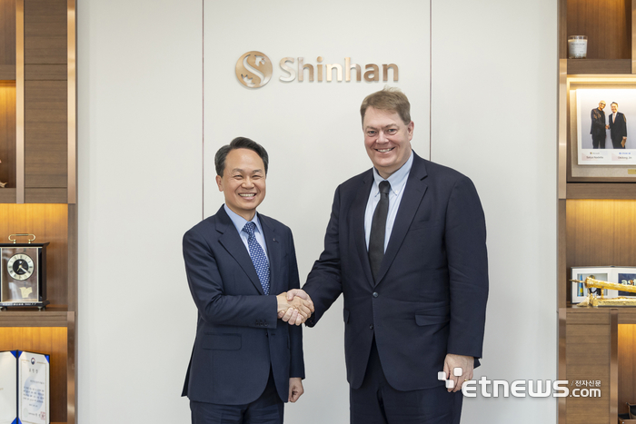 진옥동 신한금융그룹 회장(왼쪽)과 제이슨 리케이트 씨티그룹 글로벌 기업금융 총괄이 면담을 마치고 기념촬영하는 모습. [사진= 신한금융그룹 제공]