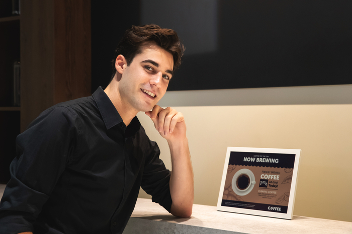 삼성전자 모델이 A4 종이 크기 수준인 13형 '삼성 컬러 이페이퍼'를 소개하고 있다. (사진=삼성전자)