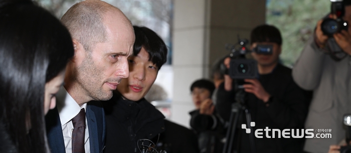 [포토] 경찰 조사 받는 로저스 쿠팡 한국 임시대표