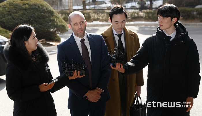 [포토] 쿠팡 로저스 “경찰 수사도 최선 다해 임할 것”