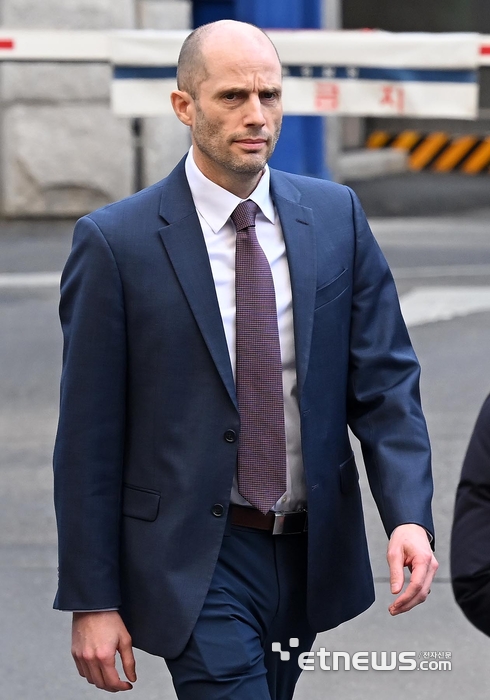 [포토] '셀프조사 논란' 쿠팡 로저스 대표 경찰 첫 출석