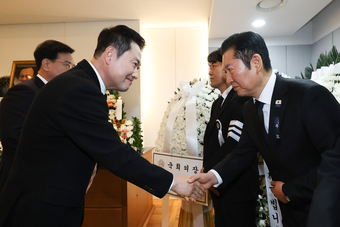 국민의힘 장동혁 대표가 30일 서울 종로구 서울대학교병원 장례식장에 마련된 이해찬 전 국무총리의 빈소에서 조문을 마친 뒤 더불어민주당 정청래 대표와 인사를 나누고 있다. 연합뉴스