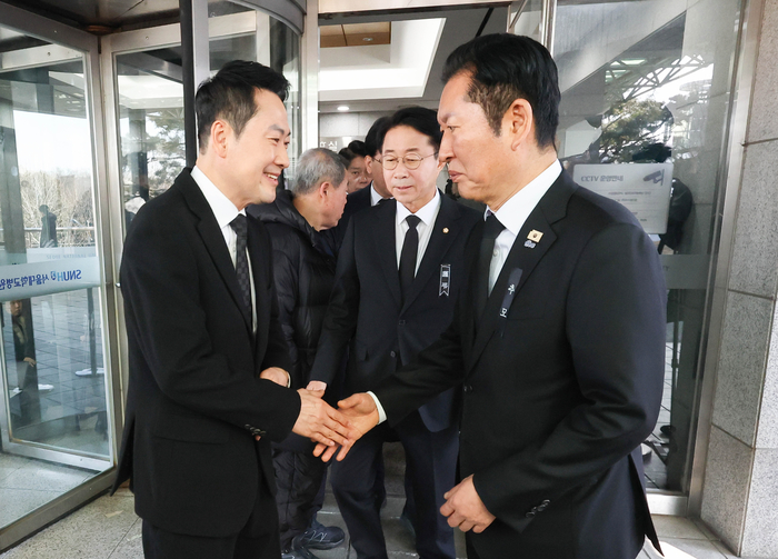 더불어민주당 정청래 대표가 30일 서울 종로구 서울대학교병원 장례식장에 마련된 이해찬 전 국무총리의 빈소에서 조문을 마친 국민의힘 장동혁 대표를 배웅하고 있다. 연합뉴스