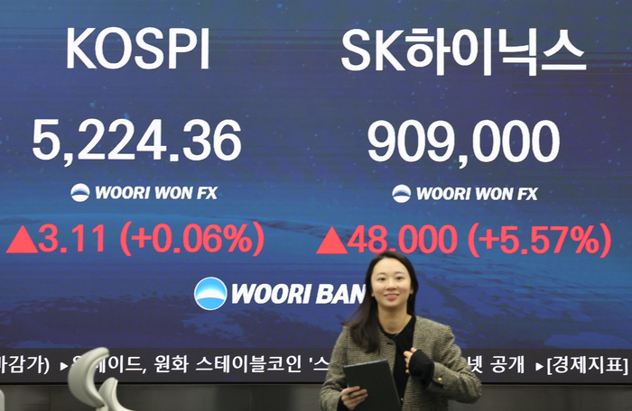 30일 서울 중구 우리은행 딜링룸 전광판에 코스피, SK하이닉스 주가가 표시돼 있다. (서울=연합뉴스)