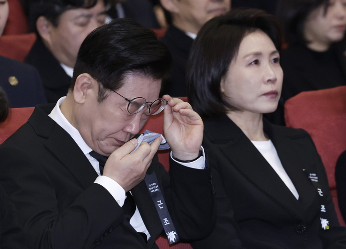 이재명 대통령이 31일 서울 여의도 국회 의원회관에서 열린 이해찬 전 국무총리 영결식에서 눈물을 닦고 있다. 연합뉴스