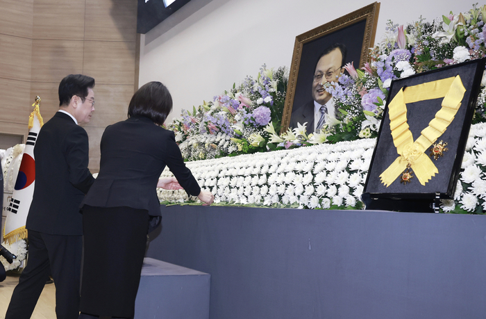 이재명 대통령과 김혜경 여사가 31일 서울 여의도 국회 의원회관에서 열린 이해찬 전 국무총리 영결식에서 헌화하고 있다. 연합뉴스