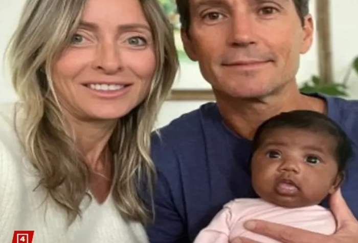 지난해 12월 흑인 아이를 출산한 티파니 스코어와 스티븐 밀스 부부. 이들은 불임 클리닉의 과실로 자신들의 아이가 아닌 '비백인' 아이가 태어났다며 소송을 제기했다. 사진=뉴욕포스트