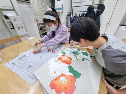 29일 서울 중랑구 참이랑지역아동센터 마을돌봄시설에서 아이들이 미술 활동을 하고 있다.(사진=KB금융그룹)