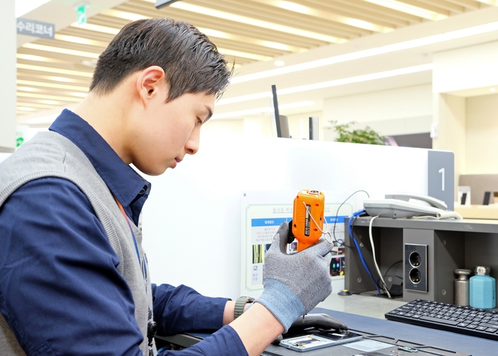 삼성전자서비스 엔지니어가 스마트폰 디스플레이 단품 수리를 하고 있다. (사진=삼성전자서비스)