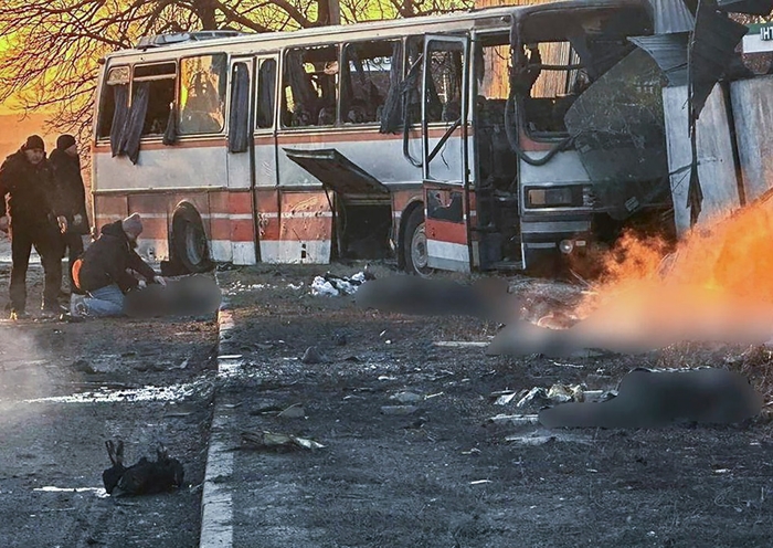 1일 우크라이나 동부에서 발생한 통근버스 공습 현장. 사진=우크라이나 국가비상사태청 / EPA