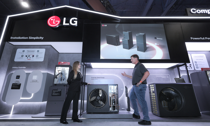 △LG전자가 2일부터(현지시간) 4일까지 미국 라스베가스에서 열리는 북미 최대 공조전시회 'AHR EXPO 2026'에 참가해, 북미 주거환경에 최적화된 유니터리 시스템을 비롯한 다양한 냉난방공조(HVAC) 솔루션을 선보인다. 총 447㎡(약 135평) 규모의 공간을 △주거용존 △상업용존 △산업용존으로 조성해 관람객이 LG전자의 HVAC 제품과 경쟁력을 보다 직관적으로 확인할 수 있도록 했다.
