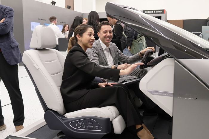 현대모비스가 CES 2026에서 글로벌 고객사를 대상으로 각종 신기술을 선보였다. 현대모비스 차세대 콕핏시스템인 엠빅스(M.Vics) 7.0을 체험하고 있는 모습.