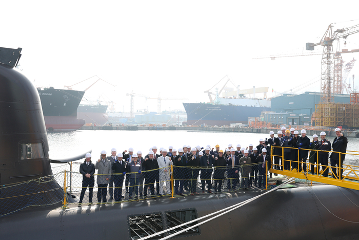 티븐 퓨어 캐나다 국방조달 특임장관과 캐나다 기업인 29명 등이 2일 한화오션 거제사업장을 방문, 캐나다 CPSP 사업에 제안한 장보고-III 배치-II 선도함인 장영실함에 승함하는 등 생산시설을 돌아봤다. 한화오션