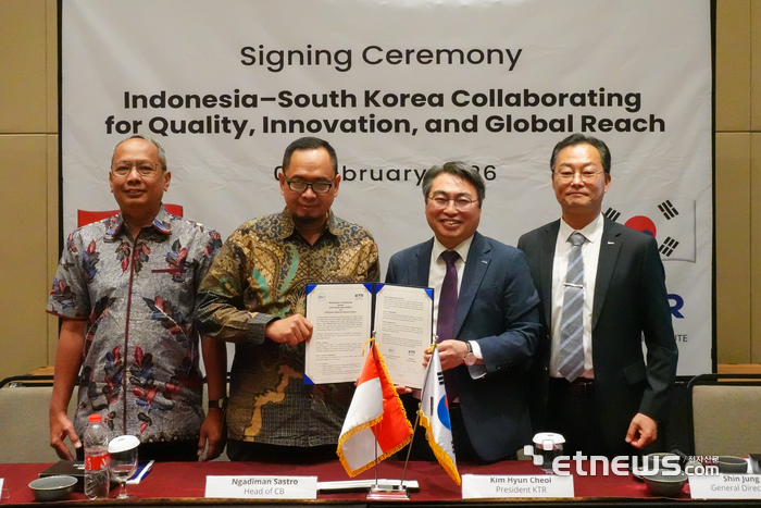 KTR 김현철 원장(오른쪽 두번째)이 인도네시아 IGS 응아디만 사스트로 대표(왼쪽 두 번째), IGS 에코 위보워 창립자(왼쪽 첫 번째)와 상호 협력체계 구축을 위한 업무협약을 체결했다. KTR 제공