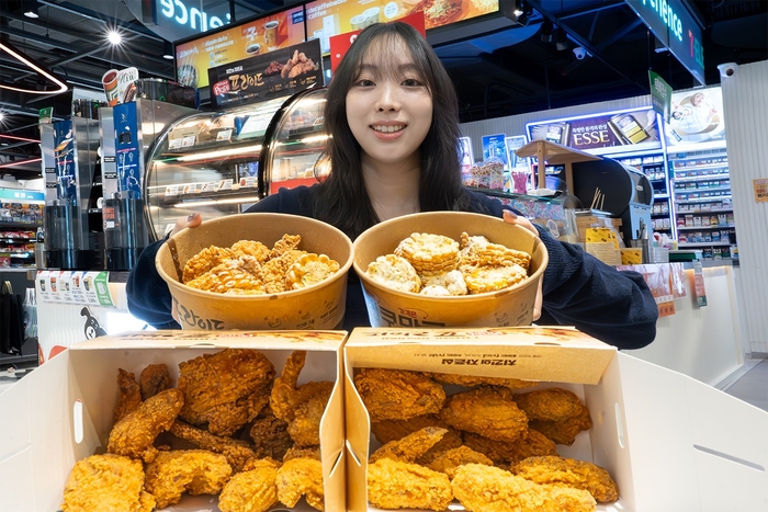 세븐일레븐은 2월 한 달간 온·오프라인 치킨 할인 및 증정행사를 연다고 2일 밝혔다.