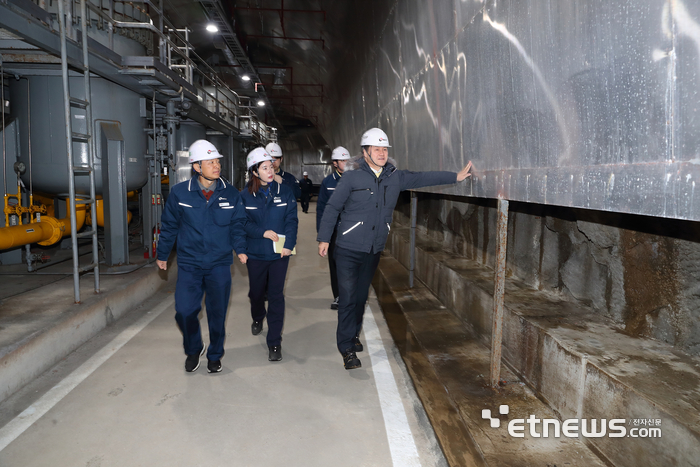 최문규 한국석유공사 사장직무대행이 2일 경기 구리 석유 비축기지에서 동절기 안전점검을 하고 있다. 석유공사 제공