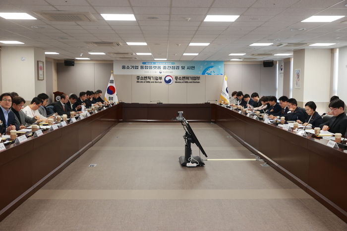 2일 세종 청사에서 한성숙 장관 주재로 '제3차 AI·정보시스템 협의회'가 진행되고 있다.