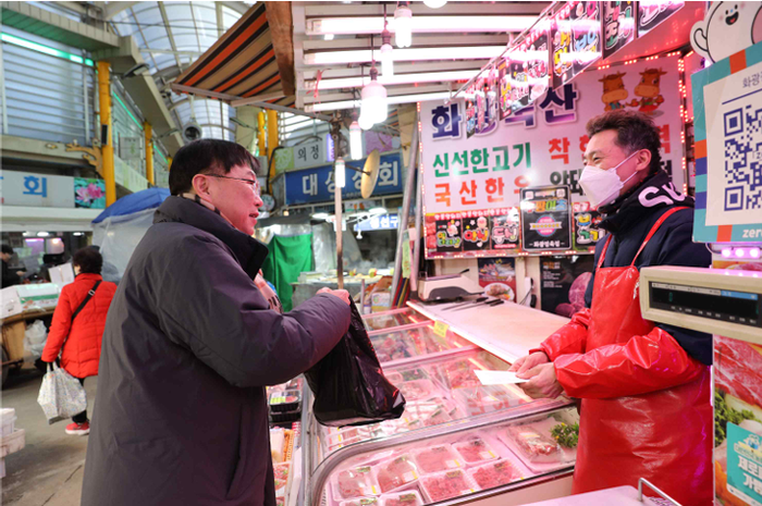 안형준 국가데이터처장이 설 명절 주요 성수품에 대한 물가동향을 파악하고 있다. (사진=국가데이터처)