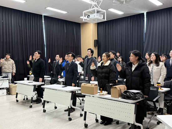 △화성산업진흥원 전직원이 인권경영 선언문 낭독을 하고 있다.