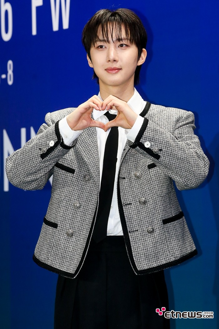 [ET포토] 펜타곤 후이, '핫팩 같은 하트'