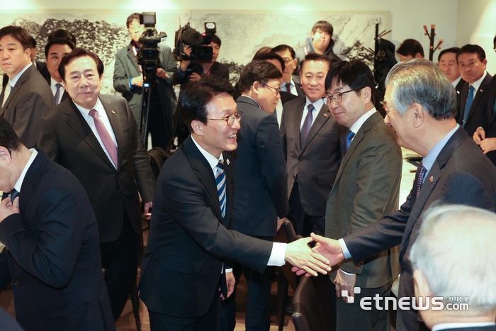 [포토] 중소기업인 만난 김민석 총리