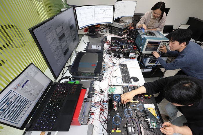 KT 연구원들이 양자 암호키 분배 장비를 사용하는 모습 / KT