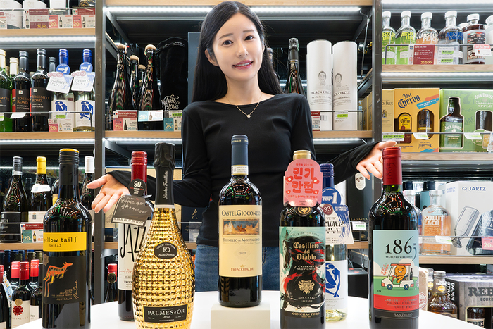 세븐일레븐은 2월 한달간 최대 53% 할인 대규모 와인 특가전을 진행한다고 3일 밝혔다.