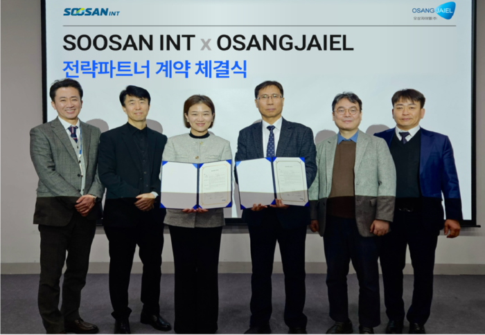 정은아 수산아이앤티 대표(왼쪽에서 세번째), 김선기 오상자이엘 대표(왼쪽 네번째) 및 양사 관계자들이 MOU 체결 후 기념 촬영을 하고 있다. 사진=수산아이앤티