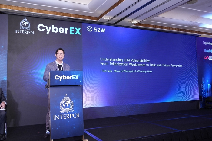서현민 S2W 글로벌성장담당 이사는 홍콩에서 열린 '제2차 인터폴 사이버범죄 전문가 그룹 대면 회의'에 연사로 참석해 'LLM 보안 취약점의 이해'를 주제로 발표했다.