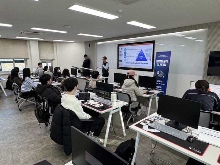 대구가톨릭대학교 라이즈 AI·DX 전문가 교육 프로그램 현장에서 멘토기업 실무자가 참여한 기업 특강이 진행되고 있다. (사진=이티에듀)