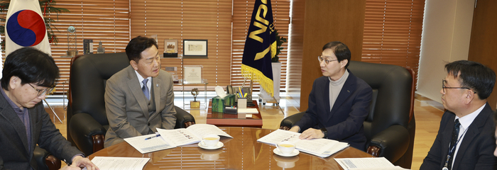 3일 전주 혁신도시 국민연금공단 이사장실에서 김관영 도지사와 김성주 이사장이 전북 금융중심지 지정 및 자산운용 금융생태계 조성 협력 방안을 논의하고 있다.