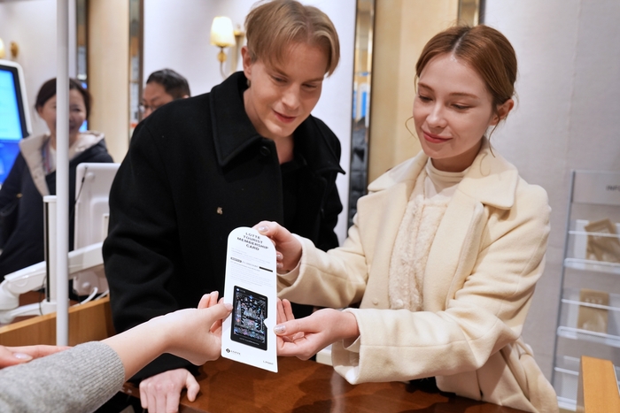 외국인 고객이 롯데 투어리스트 멤버십 카드를 발급받고 있다.